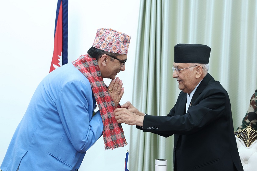 काठमाडौँ विश्वविद्यालयका नवनियुक्त उपकुुलपति वाग्लेलाई प्रधानमन्त्रीले गराए शपथ