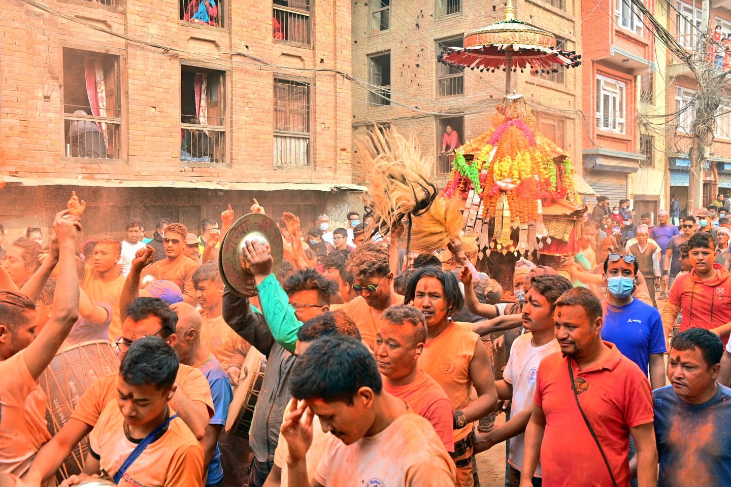 भक्तपुरको मध्यपुरथिमीमा सिन्दुरजात्रा