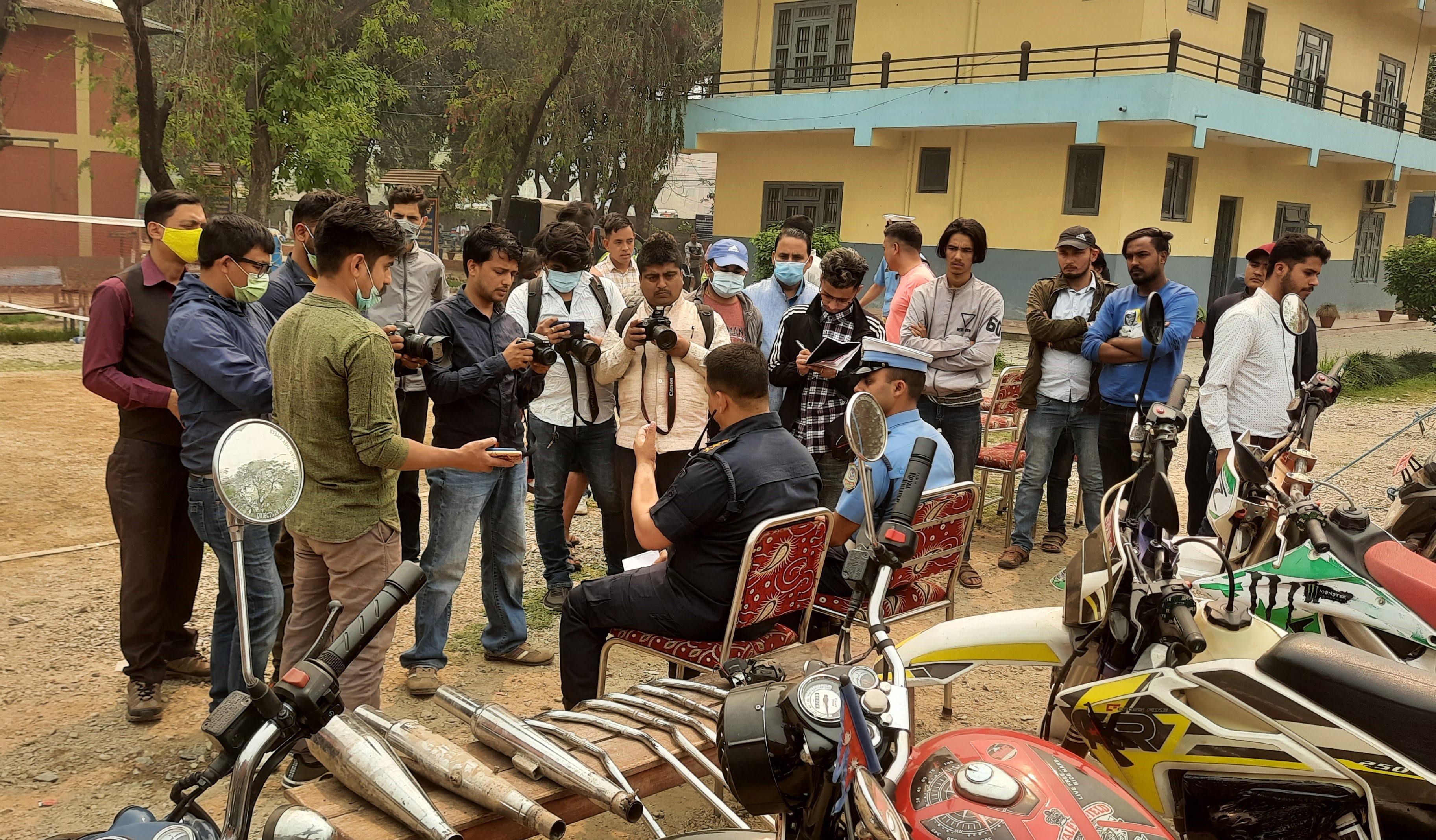 चितवनमा स्वरूप परिवर्तन गरी चलाइएका मोटरसाईकलहरू नियन्त्रणमा