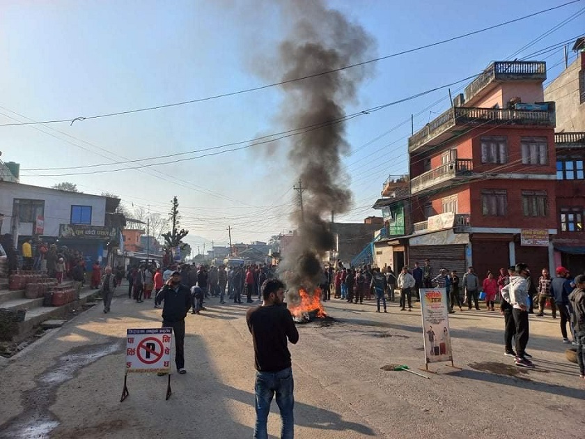 विद्यार्थी मृत्यु प्रकरणः मृतकका आफन्त र स्थानीयद्वारा डुम्रे-बेसीसहर सडक अवरोध