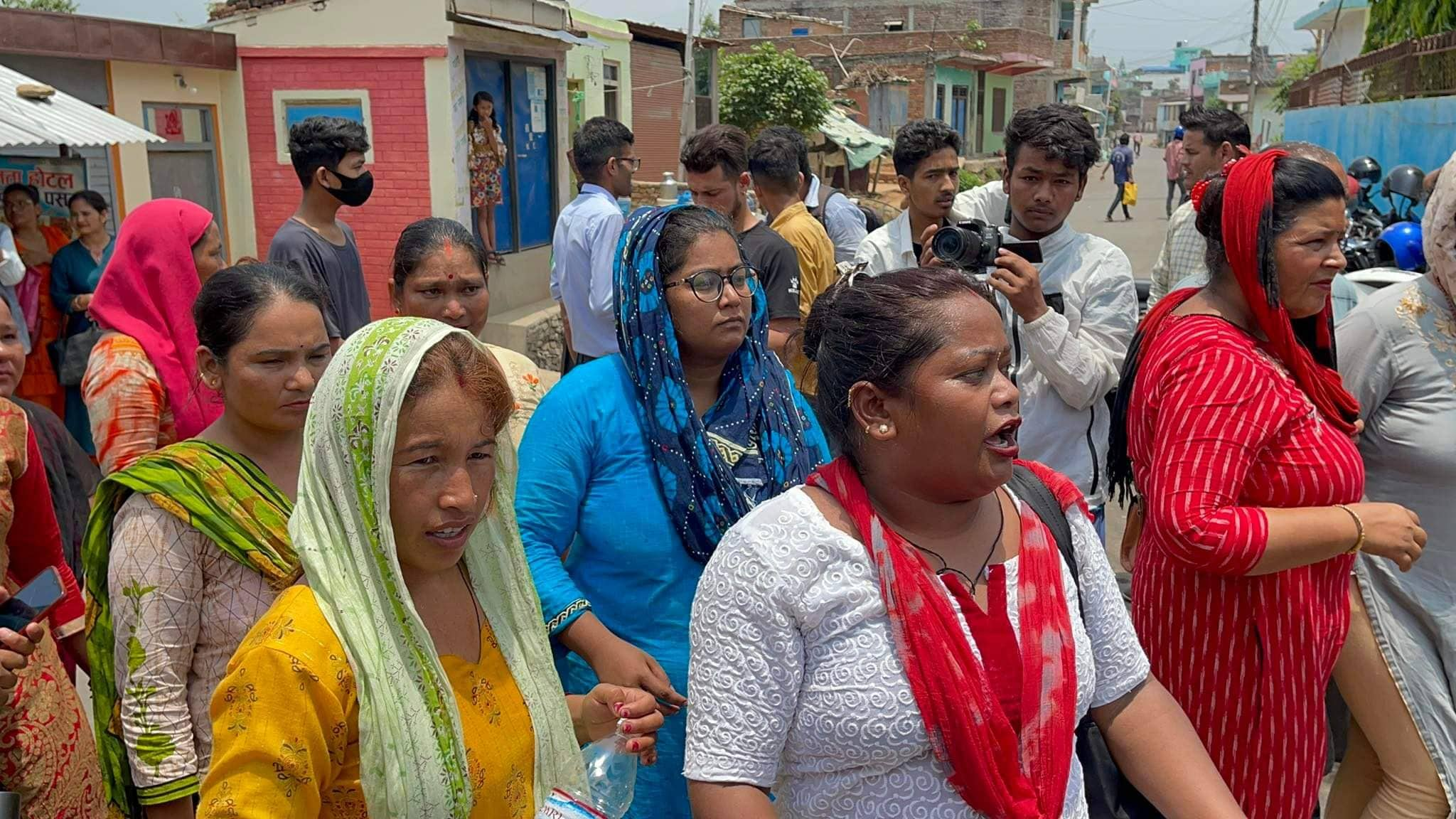 राज्यमन्त्री वलीलाई कारबाहीको माग गर्दै प्रहरी कार्यालय अगाडि धर्ना