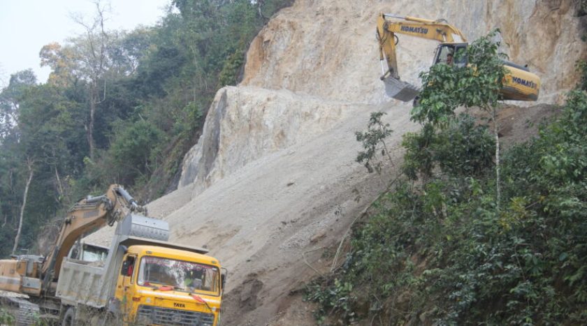 ठेकेदार र वन अध्यक्षको मिलेमतोमा सामुदायिक वनको ढुंगा उत्खनन