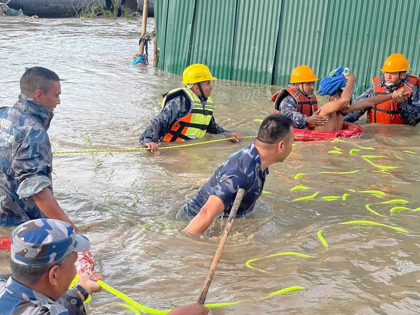 बालकोटदेखि सिरुटारसम्मका ७० घर डुबे, बागमती किनाराका सुकुम्बासी बस्तीमा ​पस्यो बाढी