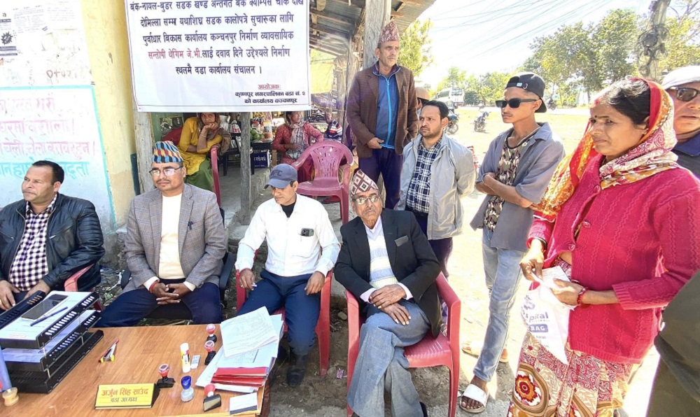 सडक कालोपत्रे गर्न माग गर्दै वडाध्यक्षले सडकमै सञ्चालन गरे कार्यालय