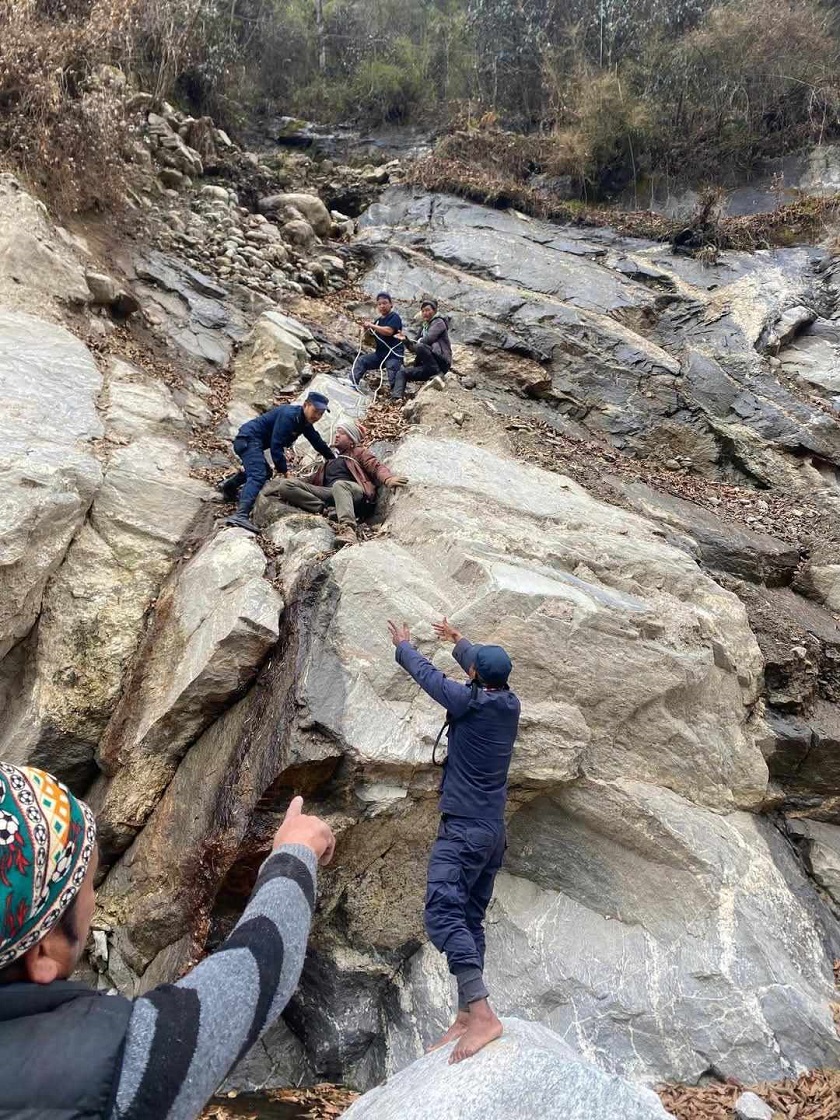 भीरमा खसेका विदेशी पर्यटकको प्रहरीले गर्‍यो उद्धार