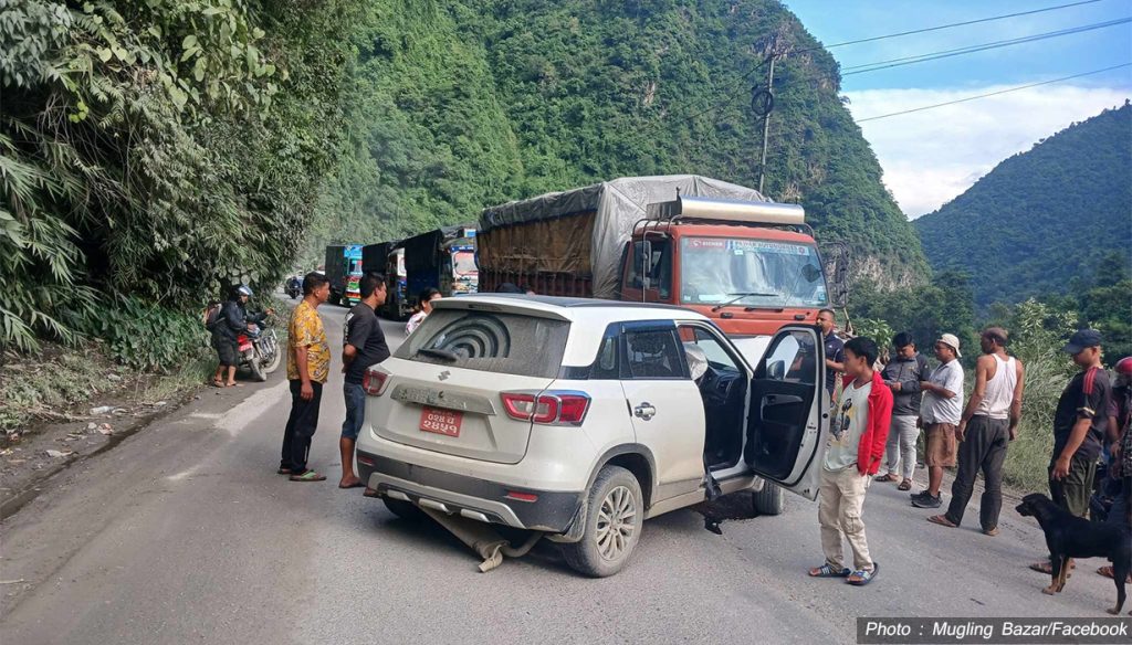 जवाङ खोला नजिक ट्रक र कार ठोक्किए , कार चालक घाइते