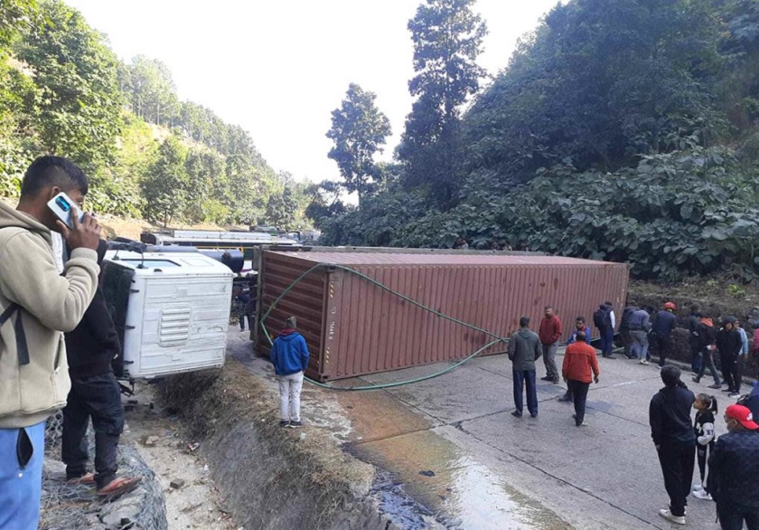 कन्टेनर पल्टिँदा पूर्वपश्चिम राजमार्ग अवरुद्ध