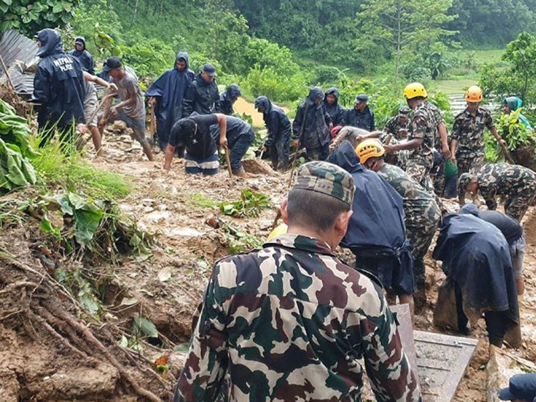 खोटाङमा पहिरोले ३३ घर पुरिए, तराईसँग सम्पर्क विच्छेद