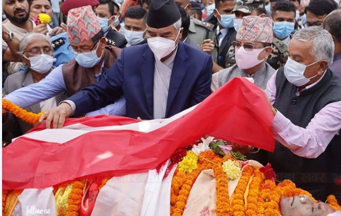 गिरिको पार्थिव शरीरमा  प्रधानमन्त्रीले कांग्रेसको झन्डा ओडाएर श्रद्धान्जली