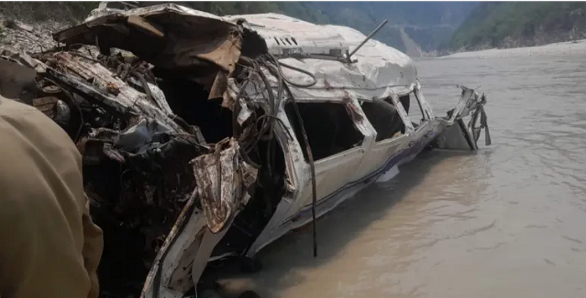 उत्तराखण्डमा पर्यटकले भरिएको गाडी नदीमा खस्दा १४ जनाको मृत्यु