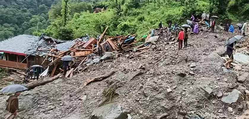 पहिरोमा आफन्त गुमाएका तनहुँका ३ परिवारलाई सरकारले दियो राहत