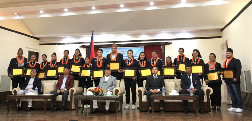 प्रधानमन्त्रीबाट महिला भलिबल टीमलाई पुरस्कार वितरण-पूर्वाधार र खेलाडीको सुविधा बढाउने प्रतिवद्धता