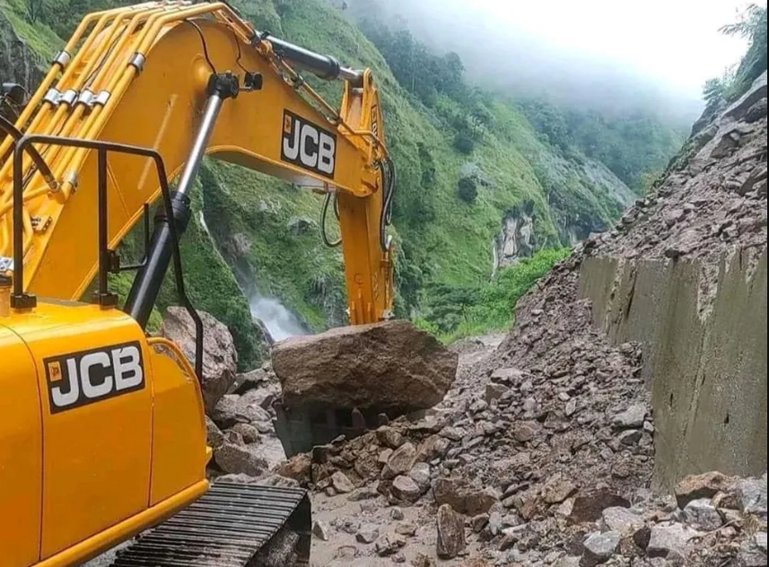 मनाङमा अविरल वर्षासँगै पहिरो, विद्युत र संचार सेवा अवरुद्ध