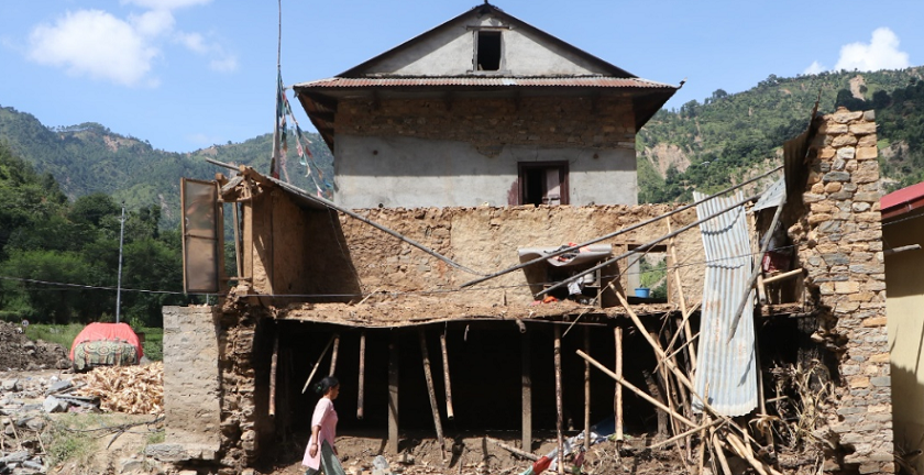 बाढीपीडितलाई माओवादी निकट कर्मचारी महासङ्घको सात लाख ७७ हजार सहयोग