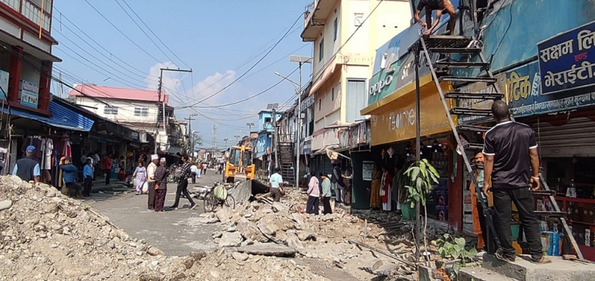 धुलाबारीका अतिक्रमित संरचना हटाउँदै मेचीनगर