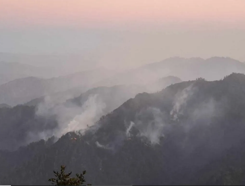 चार दिनपछि हेलिकोप्टरबाट निभाइँदै महाभारतको जंगलमा लागेको आगो