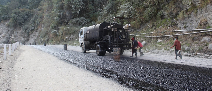 ठेक्काको अवधि सकिएपछि कालोपत्र गर्न थालियो