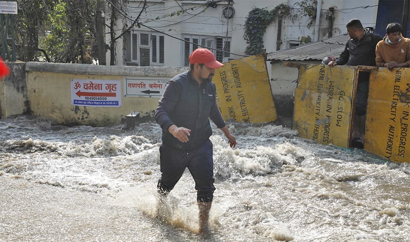 मेलम्ची खानेपानीको मुख्य पाइप फुट्दा बबरमहलमा बाढी, सरकारी कार्यालयमा डुबान