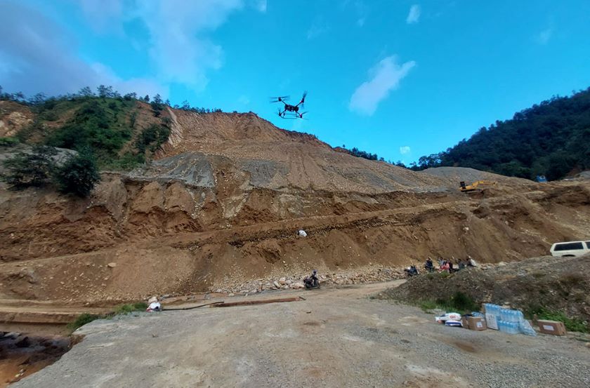 काभ्रेको बाढी पिडित गाउँमा ड्रोनमार्फत खाद्यान्न ढुवानी