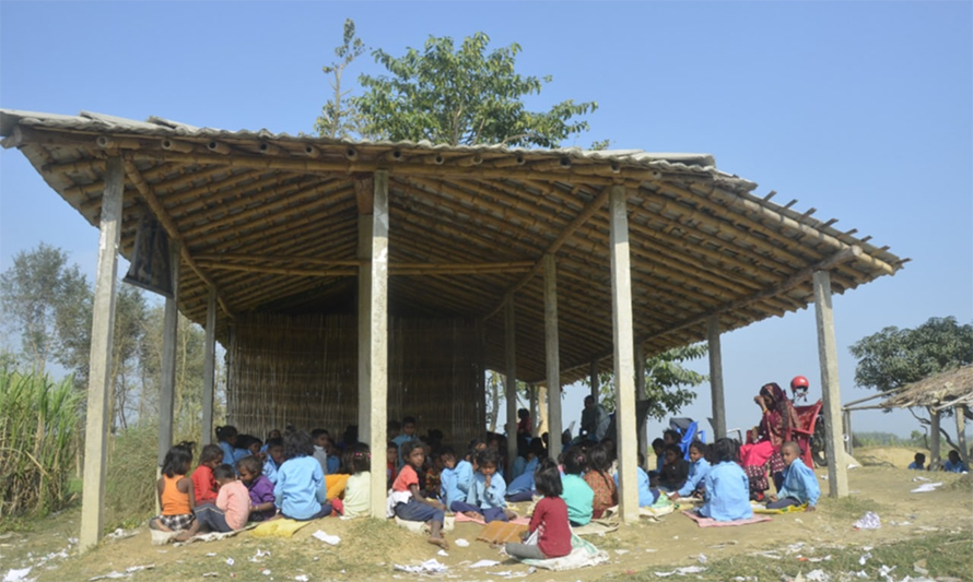 १७ वर्षदेखि भुइँमै अध्ययन गर्न बाध्य छन् फतुवाका विद्यार्थी