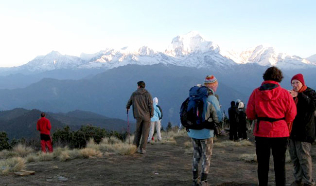 घोडेपानी आउने पर्यटकलाई सडककै समस्या