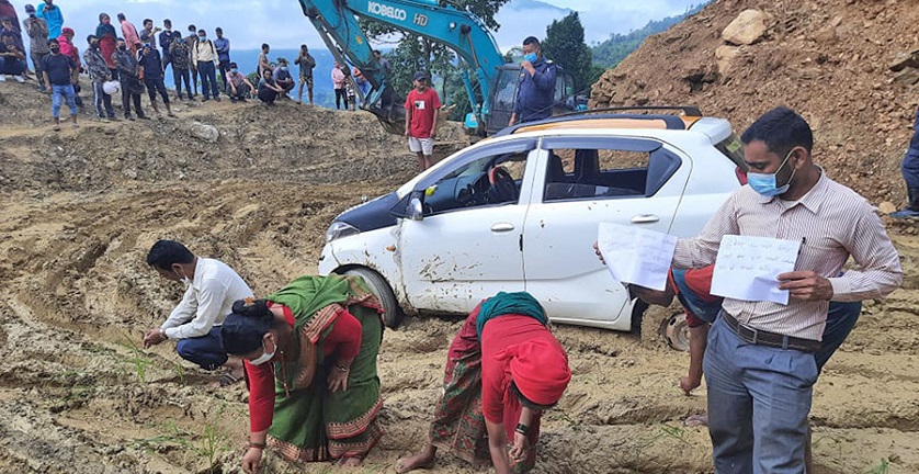 गोरखामा जनप्रतिनिधि र स्थानीयद्वारा सडकमै कोदो रोपेर विरोध