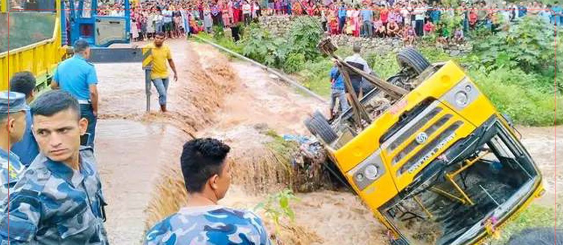 सुर्खेतमा ३२ जना सवार स्कुल बस दुर्घटना