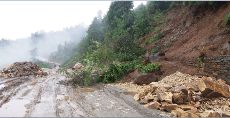 पहिरोले पृथ्वी राजमार्ग अवरुद्ध