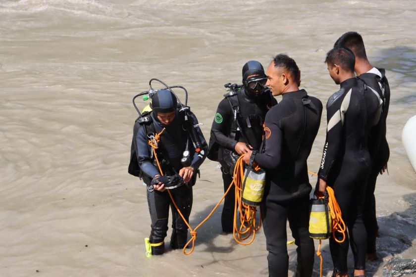 ४० किलोको म्याग्नेटले खोज्दैछ त्रिशूलीमा हराएका दुई बस