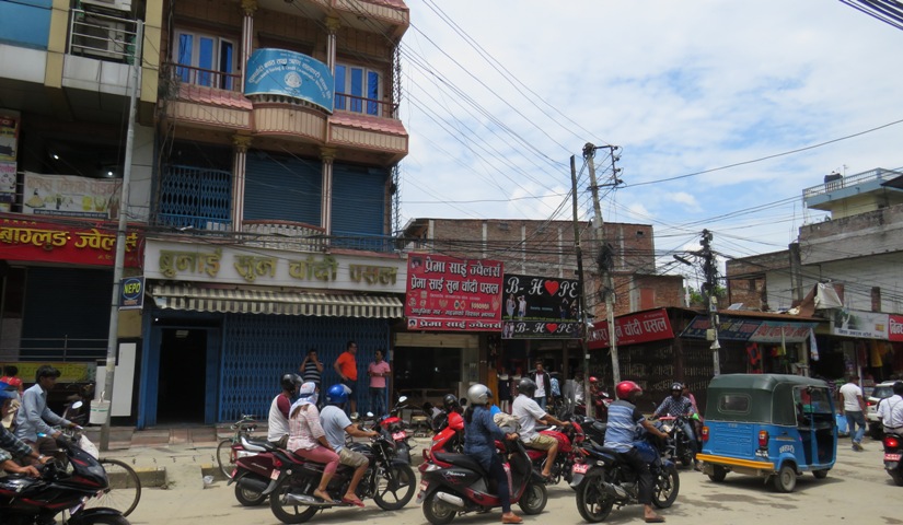 चितवनका सुन व्यवसायीको आन्दोलन जारी, उपभोक्ता भन्छन्–कहिले खुल्छ चितवनको सुन पसल ?