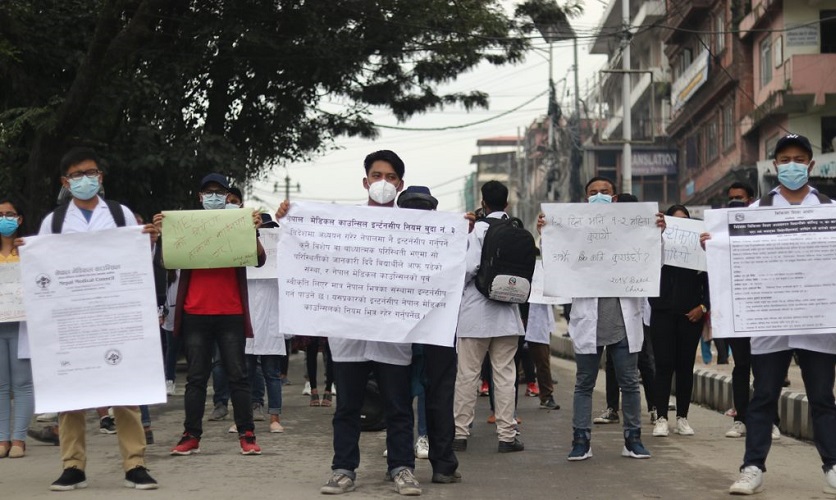 चीनमा एमबीबीएस गरेका विद्यार्थीहरु इन्टर्नसीपको माग गर्दै सडकमा