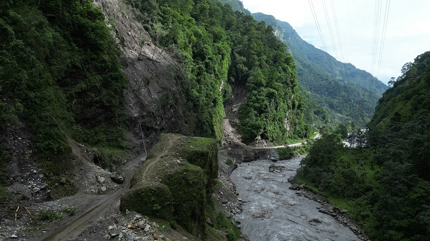 कालीगण्डकी करिडोरको महभीरमा लगातार पहिरोः जोखिम मोलेर यात्रा गर्नुपर्ने बाध्यता