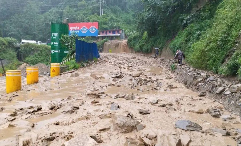 नौबिसेमा बस र दुई वटा साना सवारीसाधन पुरिए