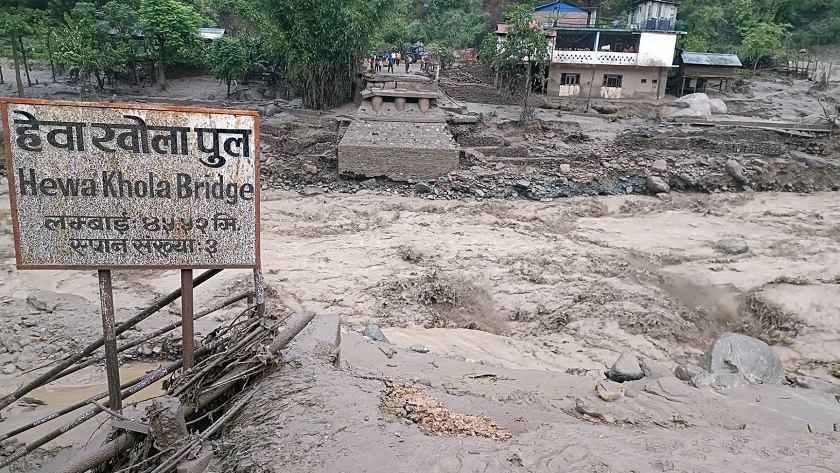 हेवा खोलाको बाढीले बेलिब्रिज बगायो, मेची राजमार्ग अवरुद्ध