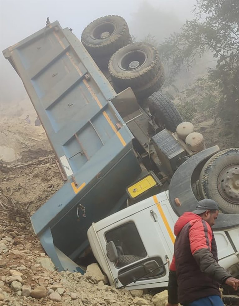 बकैयास्थित फास्ट ट्र्याकमा टिपर दुर्घटना, चालकको मृत्यु