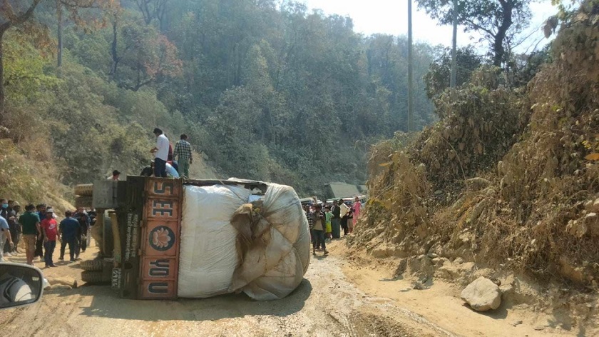 दाउन्नेमा भुस बोकेको ट्रक पल्टियो, पूर्व-पश्चिम राजमार्ग एकतर्फी सञ्चालन