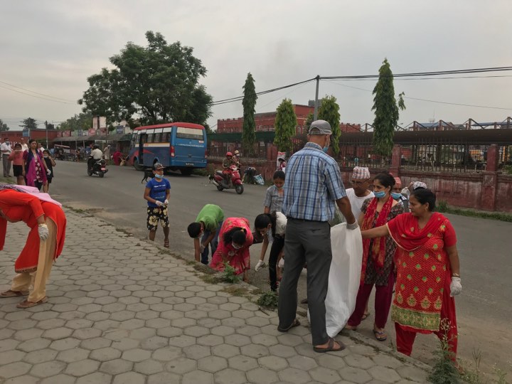 पूर्वेली समाज चितवनद्वारा बसपार्क क्षेत्रमा सरसफाइ