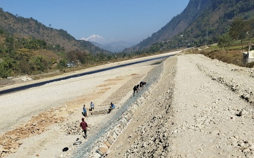 आँधीखोलामा तटबन्ध निर्माण