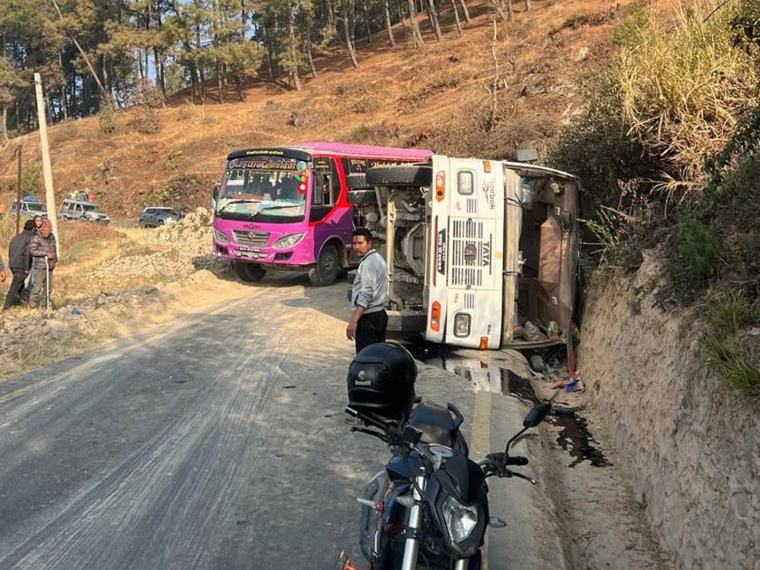 धुलिखेलमा बस दुर्घटना, १८ जना घाइते