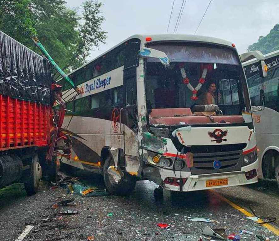 मुग्लिङ-नारायणगढ सडकको सिमलतालमा बस र ट्रक ठोक्किए