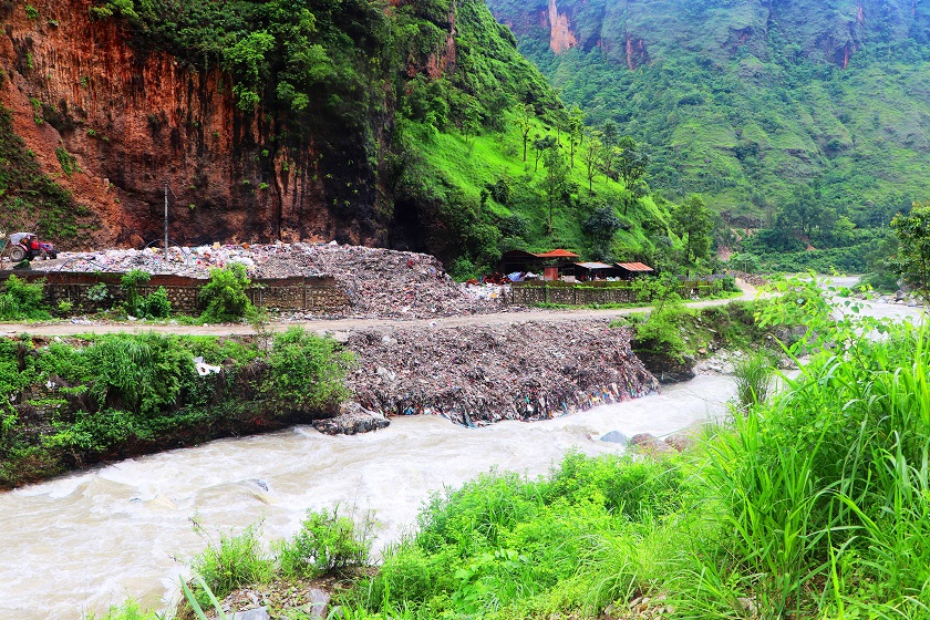 बागलुङमा डम्पिङसाइटको पर्खाल भत्कियो