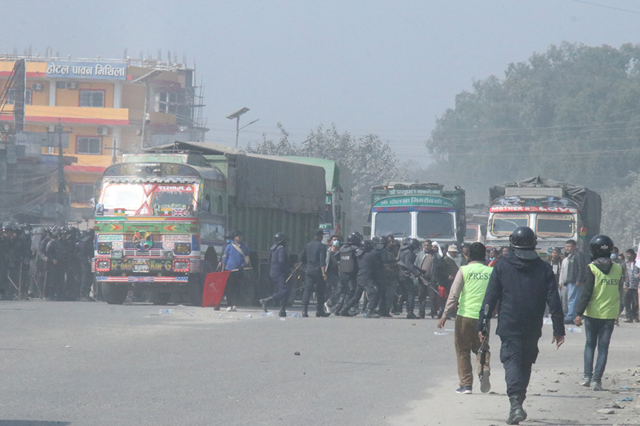 प्रहरीले बल प्रयोग गरेर बर्दिबासमा खुलायो पूर्वपश्चिम राजमार्ग