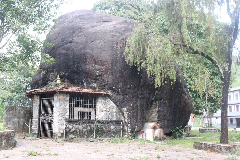 पोखरामा रहेको भीमढुङ्गा