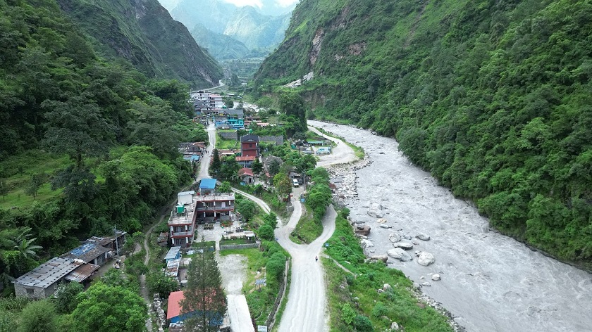 ह्युमपाइपले जोडियो तातोपानी नाका