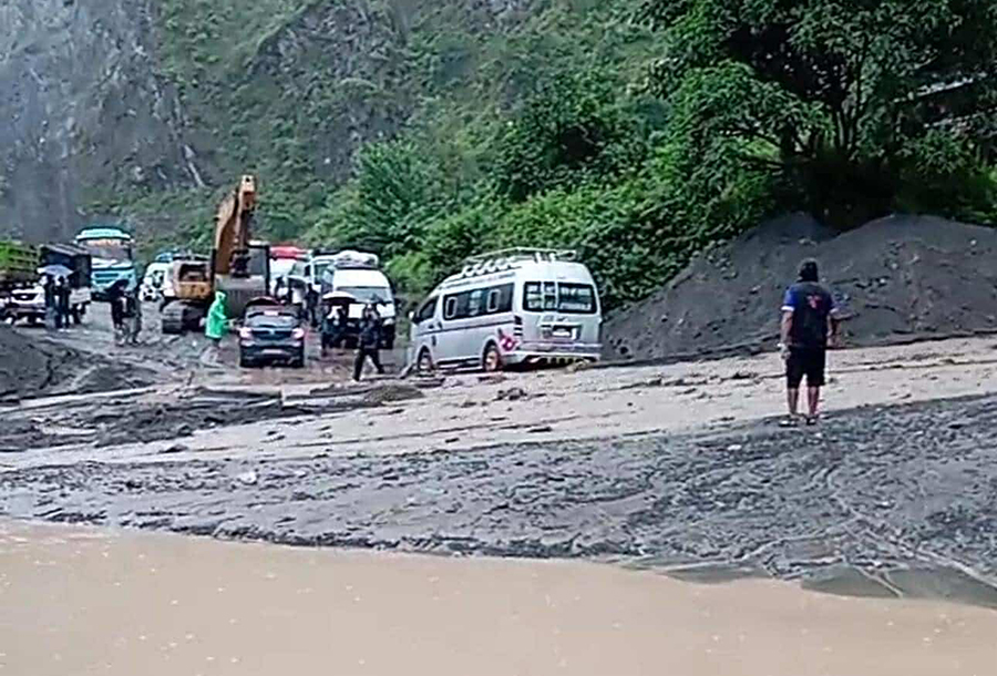 लेदोले वीपी राजमार्ग अवरुद्ध