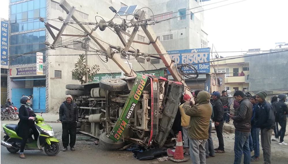 मैतीदेवीमा बस पल्टियो, १७ घाइते, चार जनाको अवस्था गम्भीर