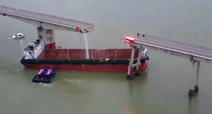 चीनमा कार्गो जहाज पुलमा ठोक्कियो, पाँच जनाको मृत्यु