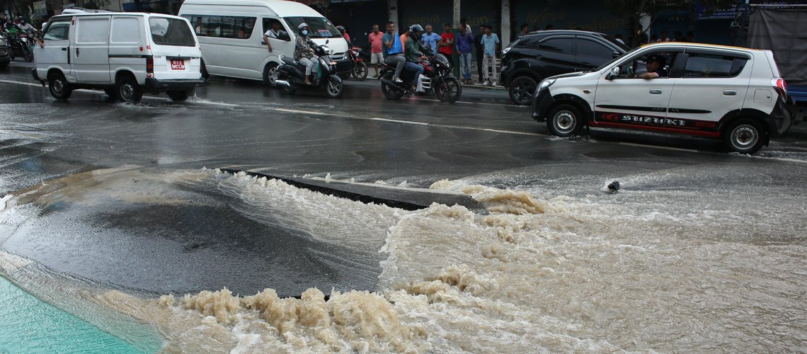 ललितपुरको कुपण्डोलमा सडक भासियो