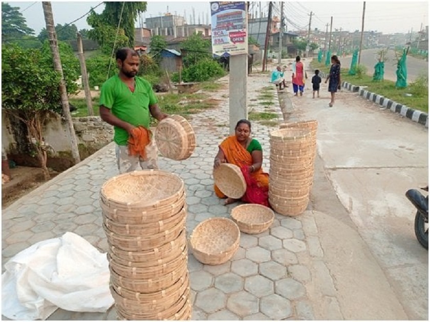 मिथिला क्षेत्रका डोम र बिन समुदायका मानिस चङेरा, ढकी, छिटी बनाउन व्यस्त