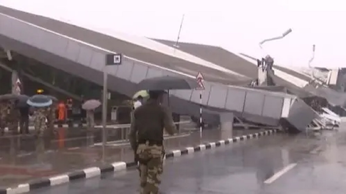 भीषण वर्षाका कारण दिल्ली विमानस्थलको छत खस्यो, ६ जना घाइते
